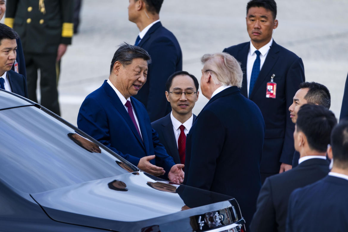 Przywódca Chin przyleciał do USA. Też przeszedł po czerwonym dywanie
