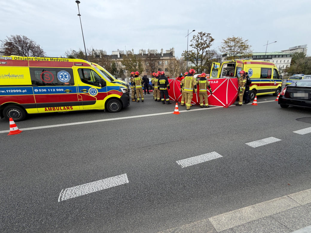 Dramat w centrum Warszawy. Świadkowie wyciągali go przez bagażnik. Kierowcę reanimowali na jezdni
