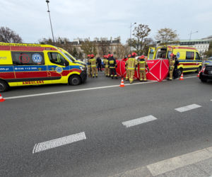 Dramat w centrum Warszawy. Świadkowie wyciągali go przez bagażnik. Kierowcę reanimowali na jezdni