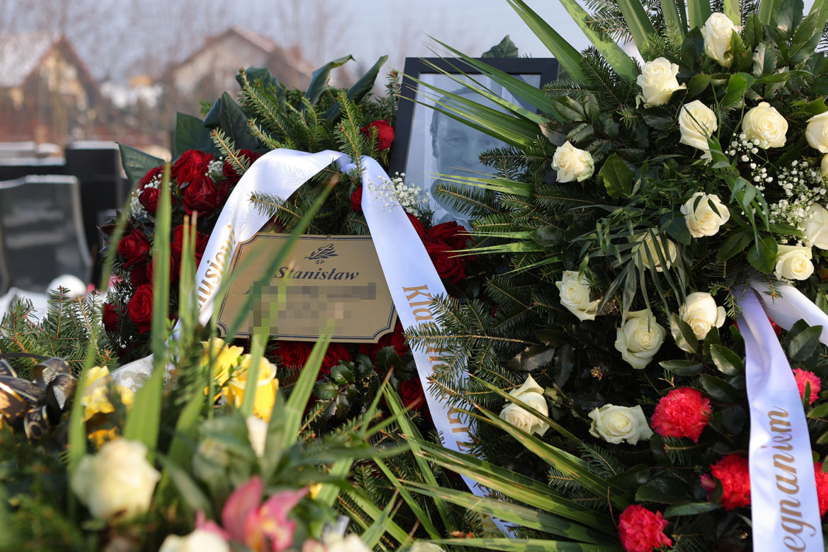 Morze kwiatów na grobie znanego i uwielbianego sklepikarza z Ząbek