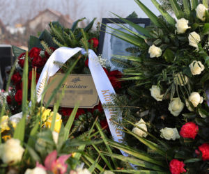 Morze kwiatów na grobie znanego i uwielbianego sklepikarza z Ząbek