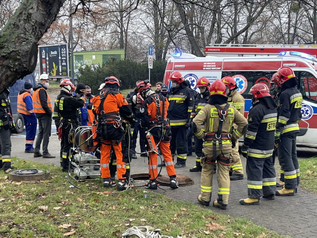 Dramat w Śródmieściu. Mężczyzna wpadł do kanału