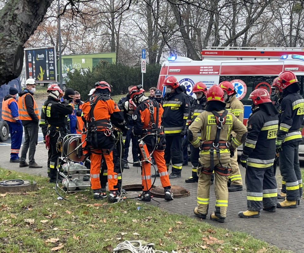 Dramat w Śródmieściu. Mężczyzna wpadł do kanału