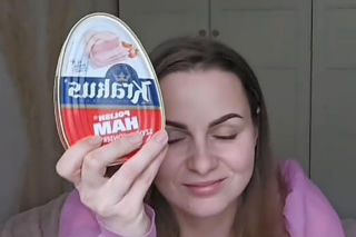 Pokazała paczkę z kopalni. Internauci: W Biedronce dają frytkownice!