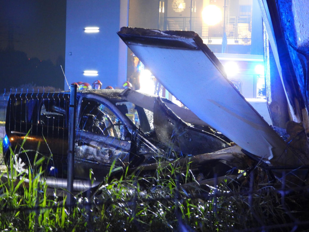 Groźny wypadek w Warszawie. Autem wjechał w stację paliw