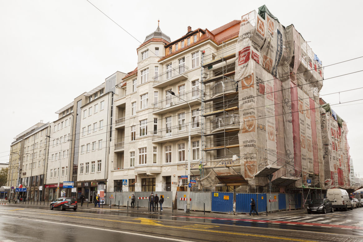 Remont kamienicy odsłonił powojenne szyldy