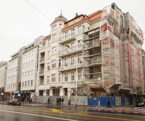 Remont kamienicy odsłonił powojenne szyldy