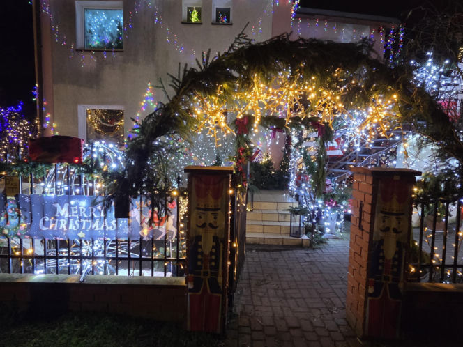 Bydgoski dom Griswoldów znów zachwyca. 300 tysięcy lampek robi niesamowity efekt