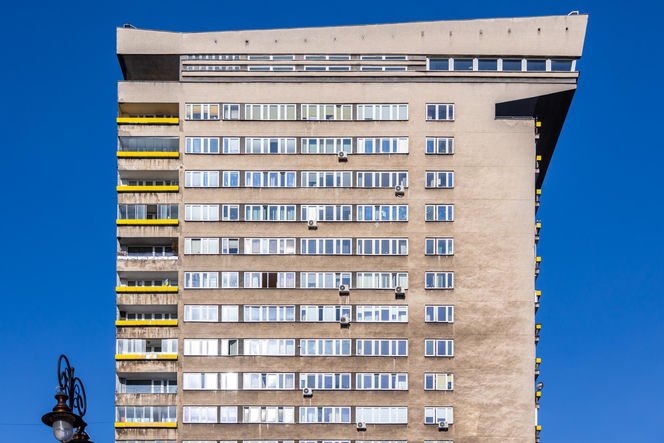 Młotek na Smolnej 8 w Warszawie. Zobacz zdjęcia symbolu luksusowych mieszkań w PRL-u