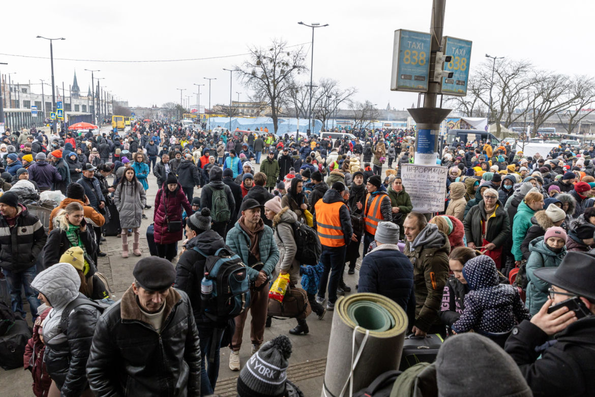 Wojna na Ukrainie. Tłumy uchodźców w Medyce i na dworcu we Lwowie