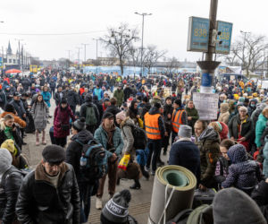 Wojna na Ukrainie. Tłumy uchodźców w Medyce i na dworcu we Lwowie