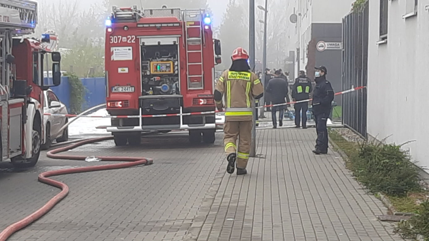 Górczewska: zapalił się samochód w garażu podziemnym. Na miejscu 45 strażaków