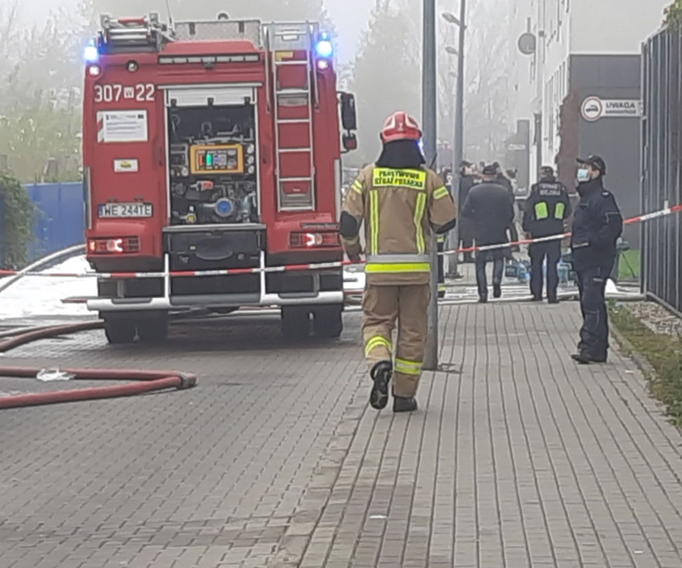 Górczewska: zapalił się samochód w garażu podziemnym. Na miejscu 45 strażaków