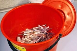 Trawnik usłany strzykawkami i igłami. Strażnicy nazbierali pół wiadra!