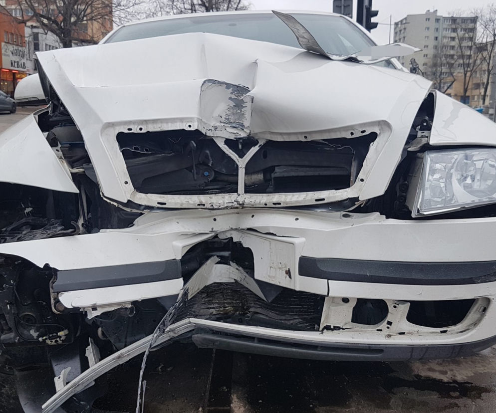 Stracił panowanie nad autem i wjechał na chodnik. Potrącił dwoje pieszych!