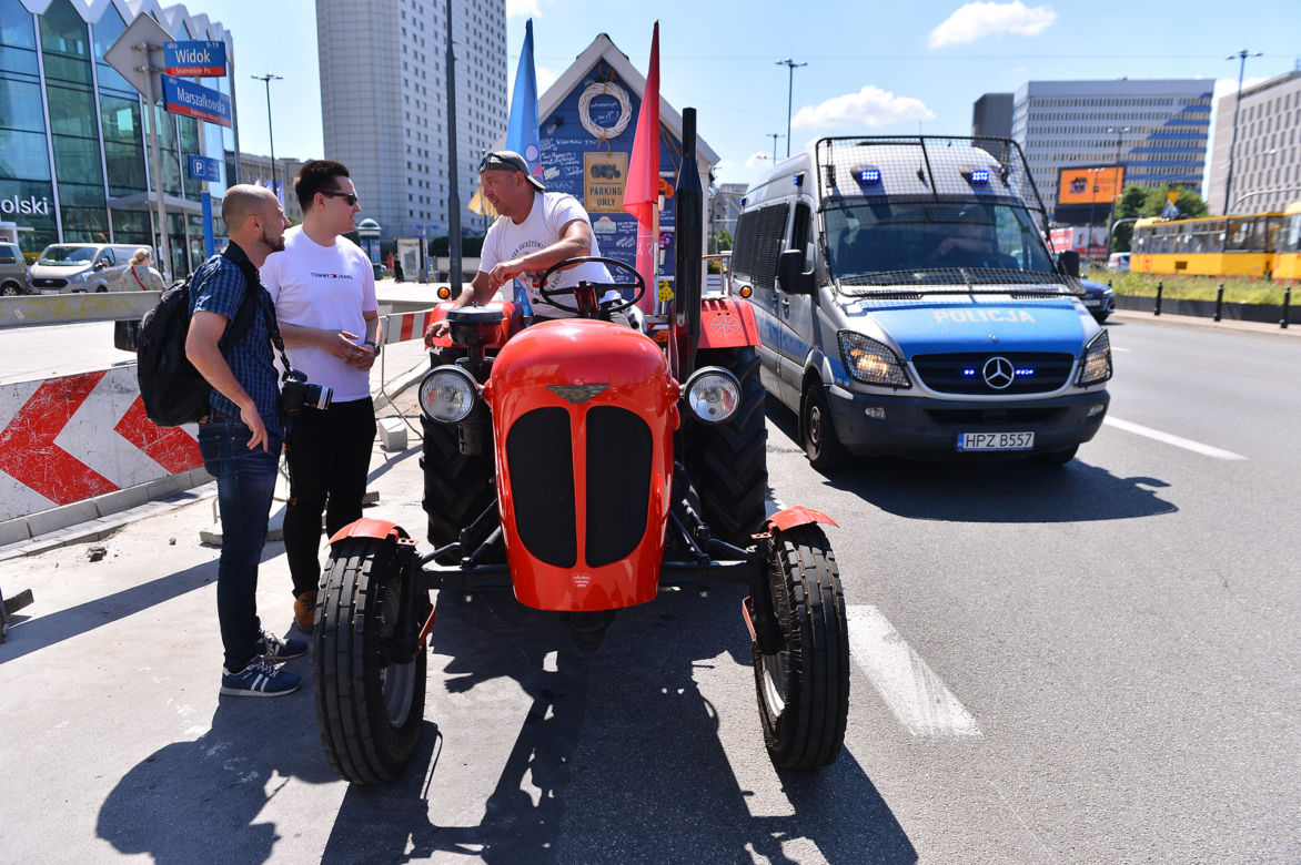 Wjechał do centrum na traktorze. Otoczyła go policja