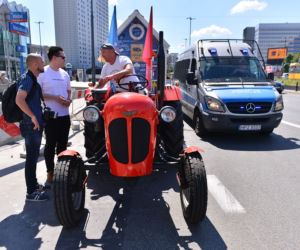 Wjechał do centrum na traktorze. Otoczyła go policja