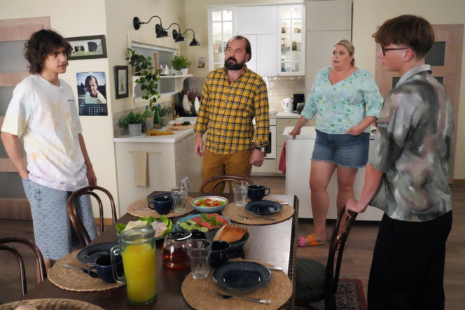 Barwy szczęścia, odc. 3296. Aleks (Hubert Wiatrowski), Romeo (Jacek Tyszkiewicz), Aldona (Elżbieta Romanowska), Borys (Jakub Wieczorek)