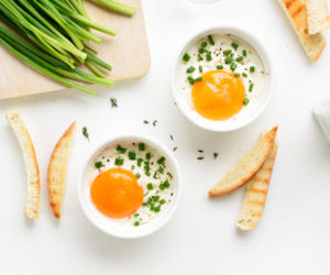 Zapiekane jajka w śmietanie – kremowe jak sos, proste jak śniadanie