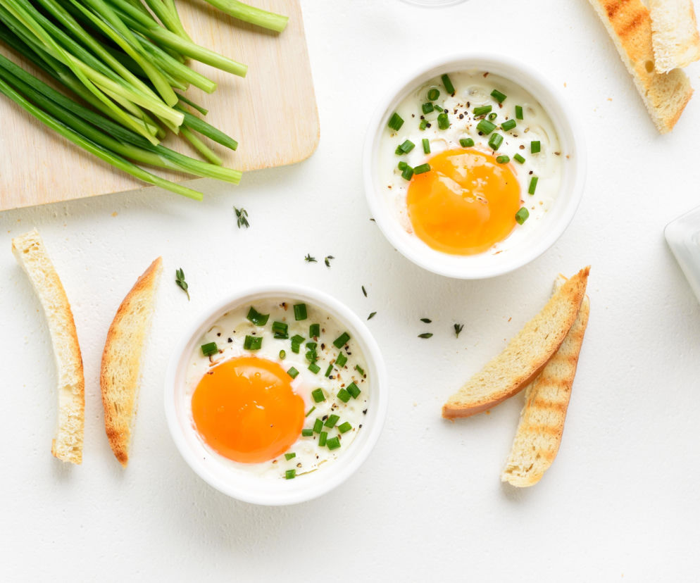 Zapiekane jajka w śmietanie – kremowe jak sos, proste jak śniadanie