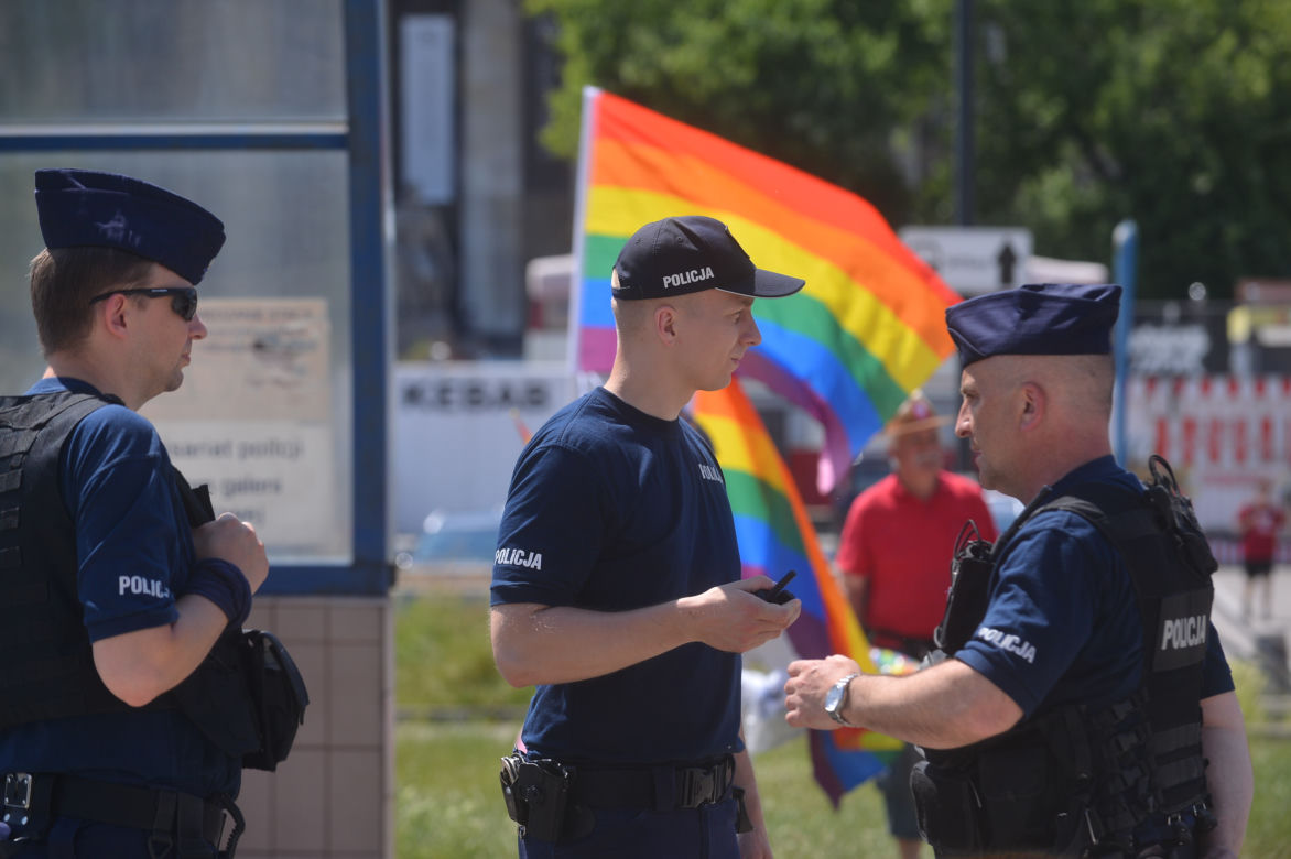 Parada Równości 2021 w Warszawie: ogromne siły policji w centrum miasta	