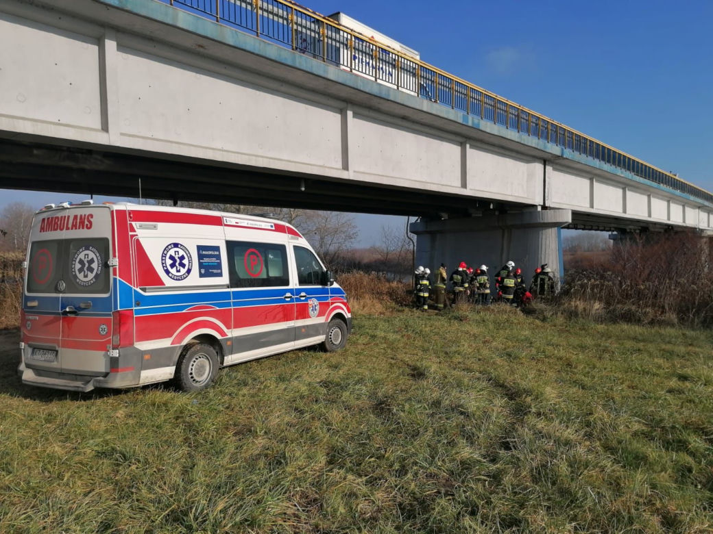 O krok od tragedii w Biskupicach Radłowskich. Mężczyzna SPADŁ z mostu