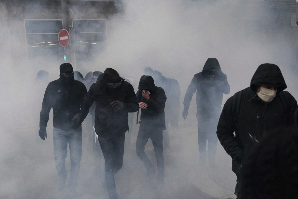 Francja płonie! Wielki atak na policję, dziesiątki rannych