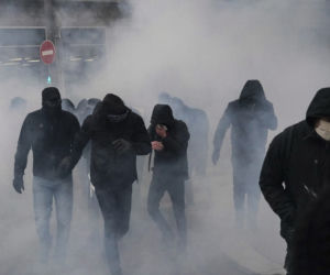 Francja płonie! Wielki atak na policję, dziesiątki rannych