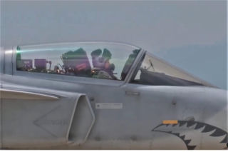 Królowa Tajlandii za sterami myśliwca Saab Gripen