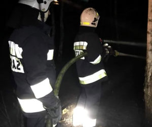 Strażackie nocne czuwanie i dogaszanie nad Biebrzą
