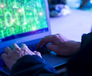 Oszuści przejęli ponad 1500 kont na Facebooku, żeby wyłudzać pieniądze. Gang młodych informatyków rozbity 