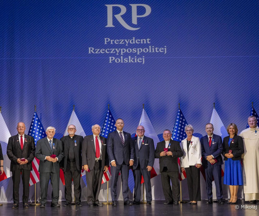 Prezydent RP Karol Nawrocki z grupą odznaczonych osób na tle flag Polski i USA. O uroczystości przeczytasz na SE USA.