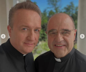 Tak wyglądał Dzień Ojca na planie serialu Ranczo. Ksiądz Maciej w roli głównej. Tata z synami