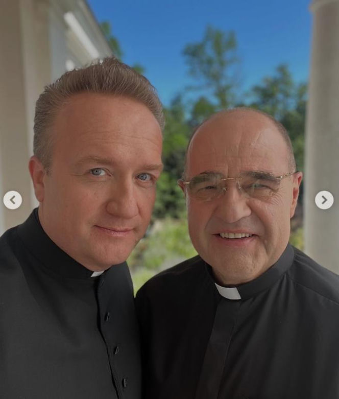 Tak wyglądał Dzień Ojca na planie serialu "Ranczo". Ksiądz Maciej w roli głównej. "Tata z synami"