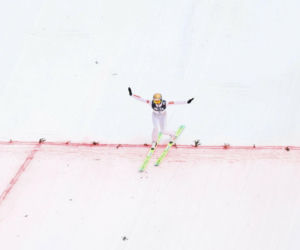 Kacper Tomasiak zaliczył dramatycznie wyglądający upadek w Vikersund