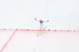 Kacper Tomasiak zaliczył dramatycznie wyglądający upadek w Vikersund