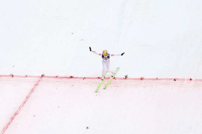 Kacper Tomasiak zaliczył dramatycznie wyglądający upadek w Vikersund