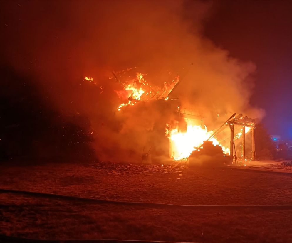 Pożar domu w powiecie bydgoskim! Strażacy nie wykluczają podpalenia [ZDJĘCIA]