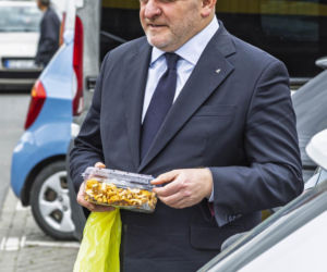 Paweł Kowal na targu