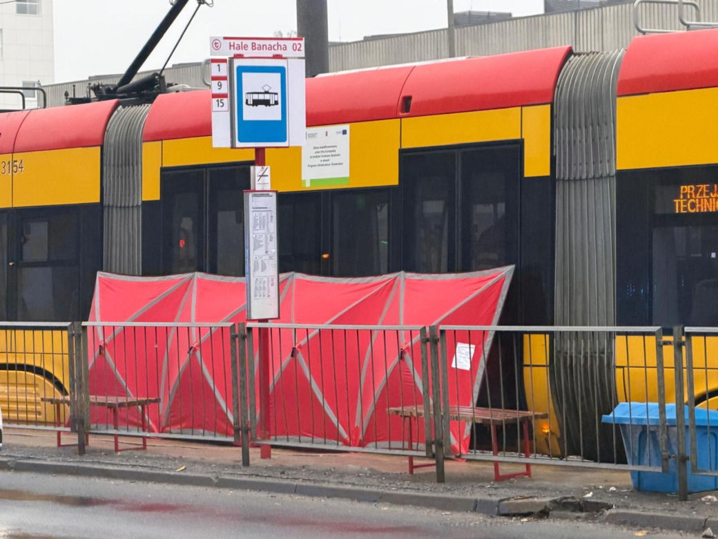 Pasażer zmarł w tramwaju na Ochocie. Na miejscu pracowały służby