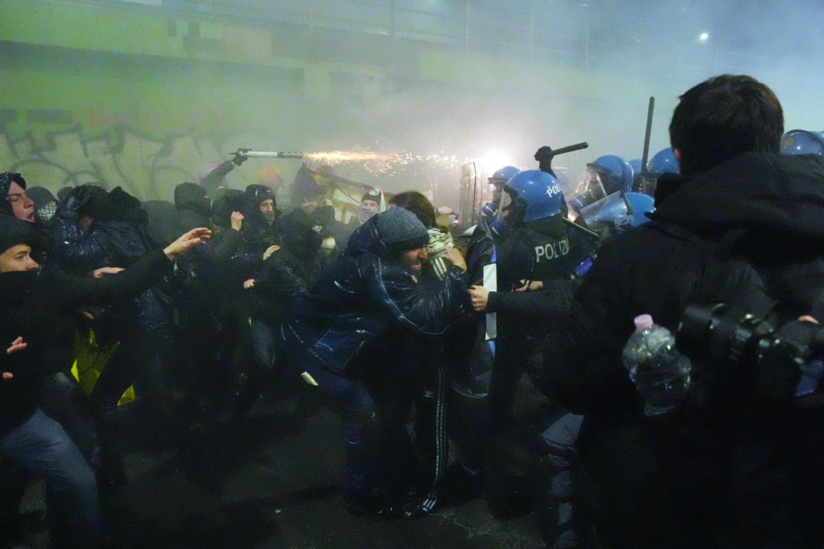 Protesty przeciwko IO w Mediolanie. Starcia z policją