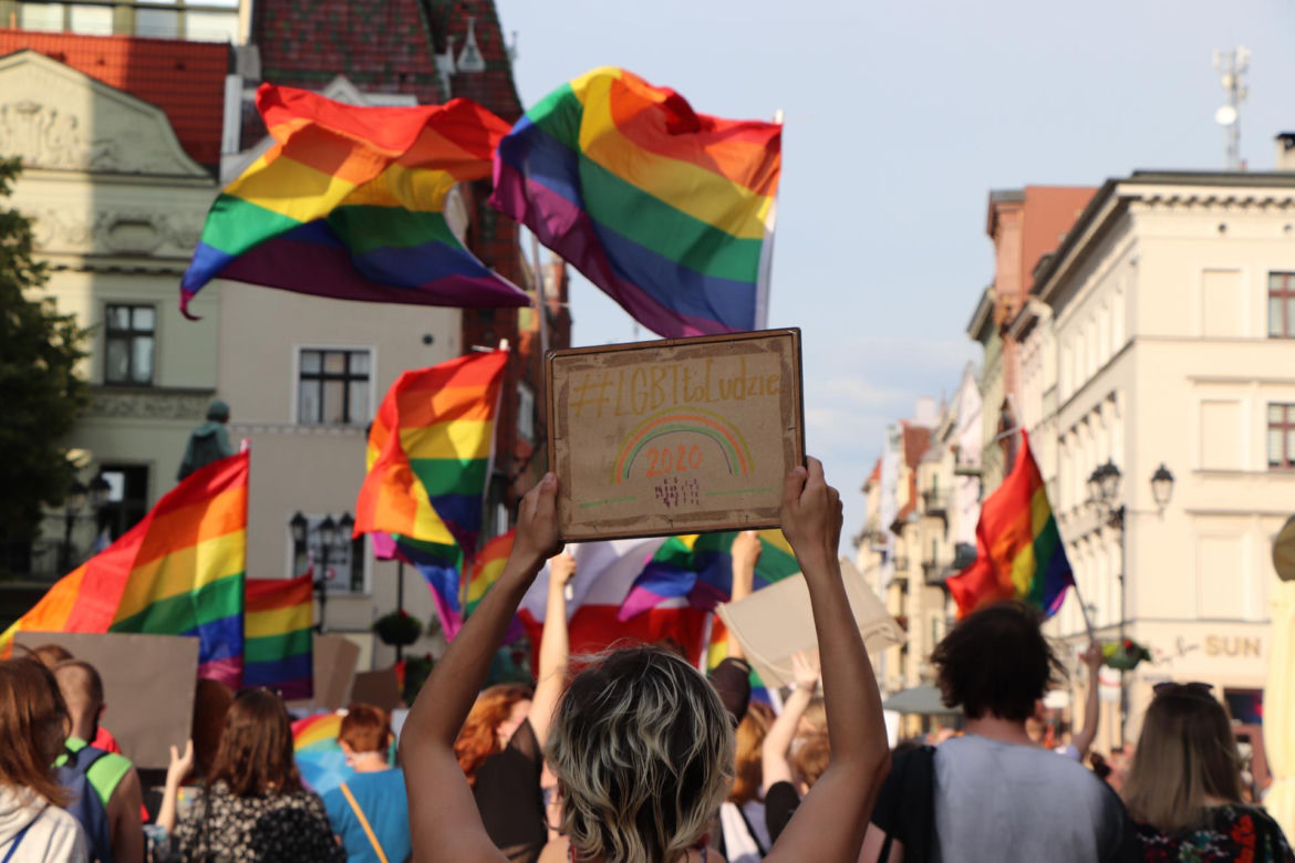 Za nami demonstracja wspierająca osoby LGBT w Toruniu. Konkretne hasła!