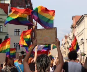 Za nami demonstracja wspierająca osoby LGBT w Toruniu. Konkretne hasła!