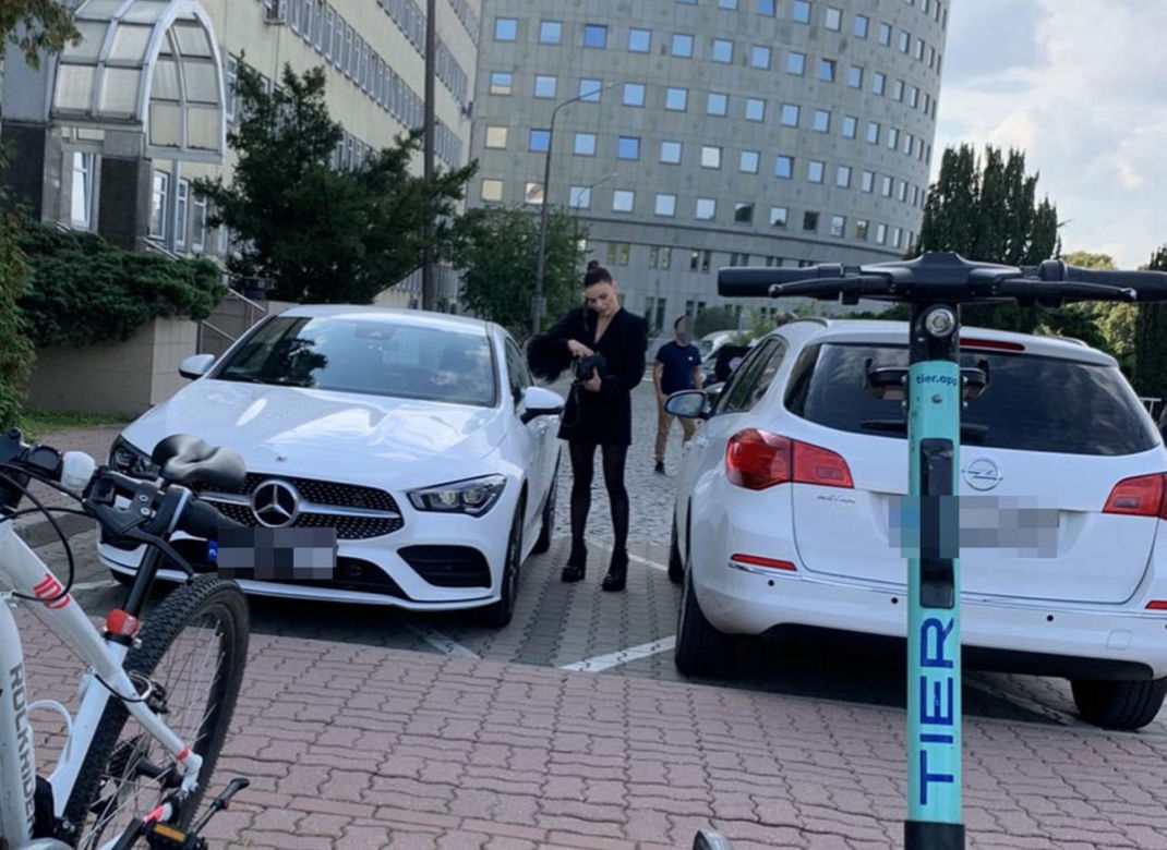 Natasza Urbańska zadaje szyku przy białym mercedesie