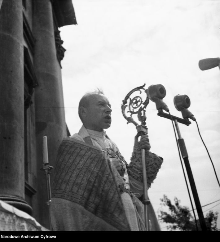Uroczystość Bożego Ciała w Warszawie celebrowana przez Prymasa Polski kardynała Stefana Wyszyńskiego - 1957 rok