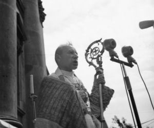 Uroczystość Bożego Ciała w Warszawie celebrowana przez Prymasa Polski kardynała Stefana Wyszyńskiego - 1957 rok