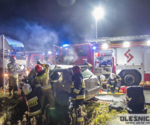 Toyota zderzyła się czołowo z ciężarówką
