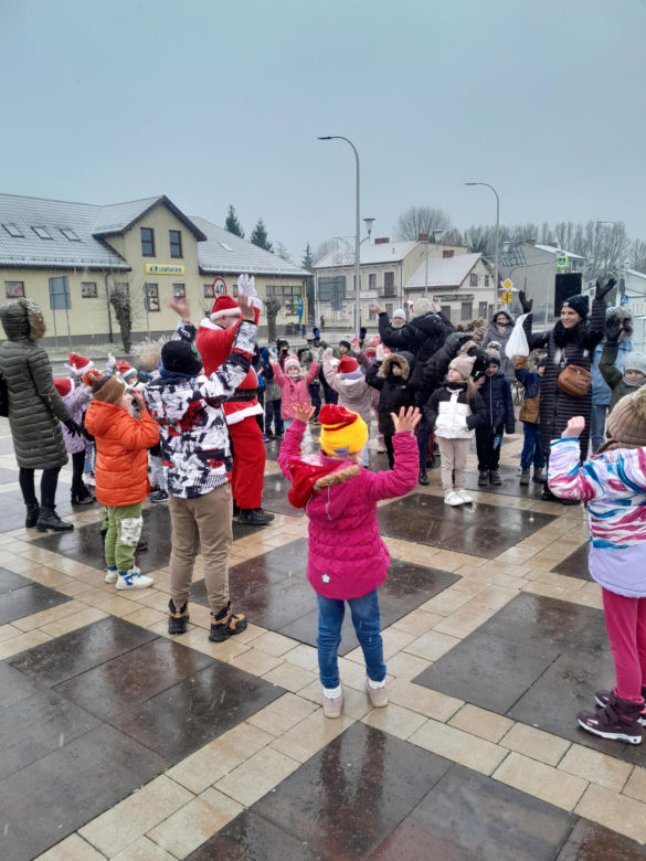 Na rynku w Mordach stanęła choinka