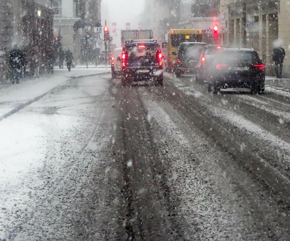 Deszcz, śnieg, burze śnieżne i mróz do -10°C. IMGW ostrzega przed trudnymi warunkami
