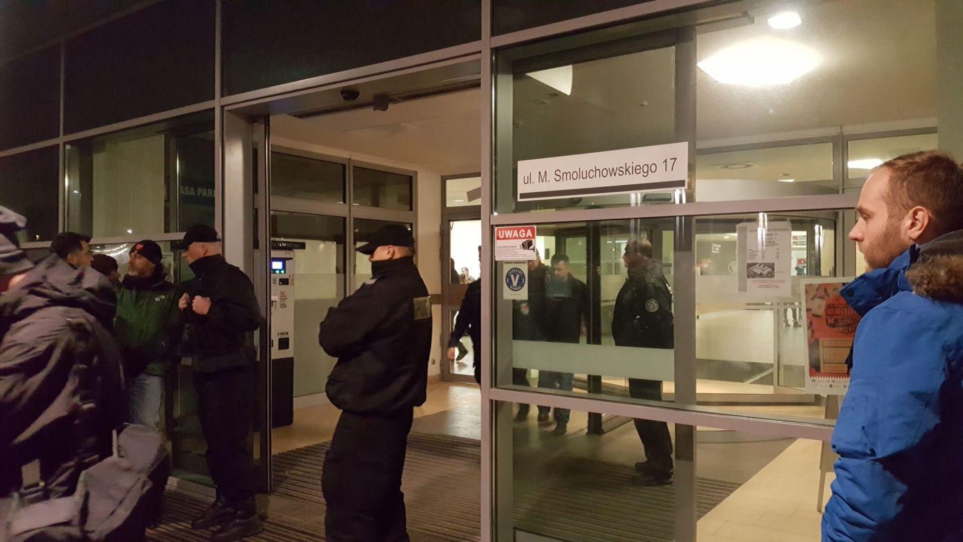 Atak na Pawła Adamowicza. Dziennikarze czekają na informacje przed szpitalem